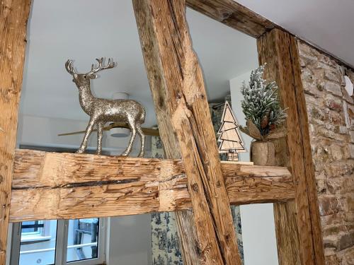 une porte en bois avec une statue de cerf sur elle dans l'établissement Studio Cathédrale, à Strasbourg