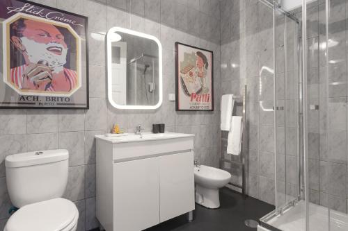 ポルトにあるオポルト　シック&コージー　スタジオ　アパートメントのトイレ、洗面台、シャワー付きのバスルーム