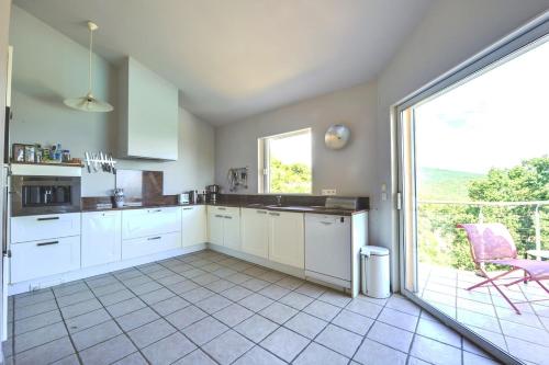 Magnifique villa - superbes vues Mer et Montagneにあるキッチンまたは簡易キッチン