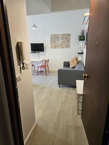 una sala de estar con un sofá y una mesa en Casa Emma, en Cagliari