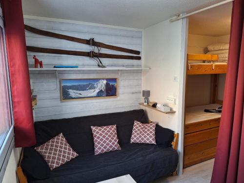 - un salon avec un canapé et des lits superposés dans l'établissement Studio Kandahar - Les 2 Alpes, à Les Deux Alpes