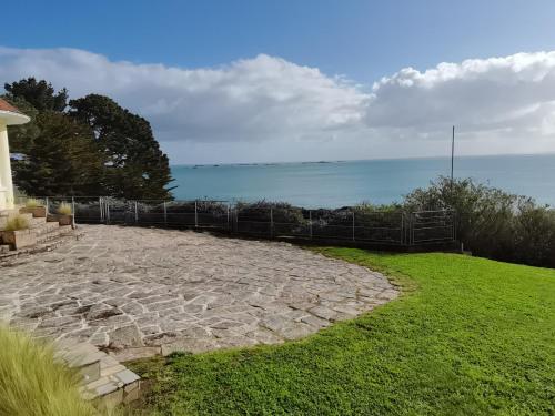 d'une terrasse en pierre avec vue sur l'océan. dans l'établissement Les Neyes, à Binic