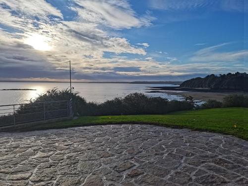 une vue sur une étendue d'eau avec un ciel nuageux dans l'établissement Les Neyes, à Binic