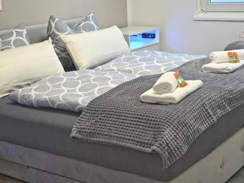 Un pat sau paturi într-o cameră la Ferienwohnung in Krefeld Apartment Krefeld City