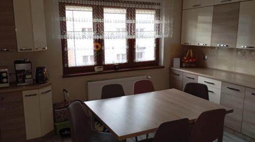 a kitchen with a table and chairs and a window at Mieszkanie niedaleko centrum in Gdańsk