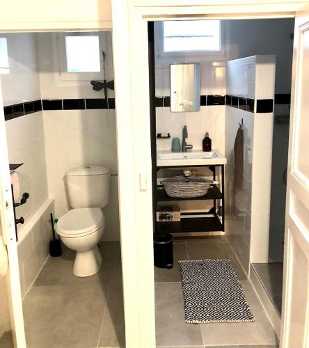 une salle de bain avec toilettes et lavabo dans l'établissement Le Gîte de la Tannerye, au Tilleul