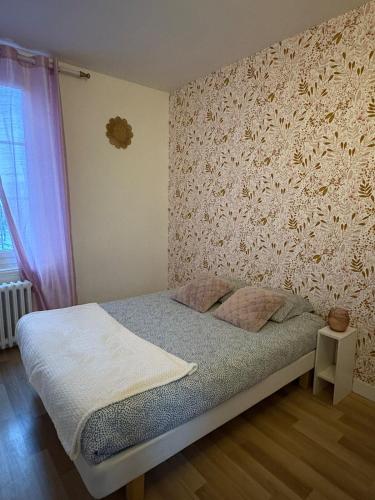 - une petite chambre avec un lit escamotable dans l'établissement Maison de ville, à Beauvais