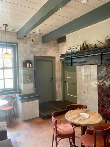 a kitchen with a table and chairs and a stove at Het Heerenlogement Beusichem in Beusichem