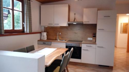 Una cocina o cocineta en Bauernhof Lienharter