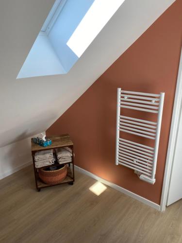 Saint-ChefにあるStudio de charme au calmeの天窓付きの屋根裏部屋