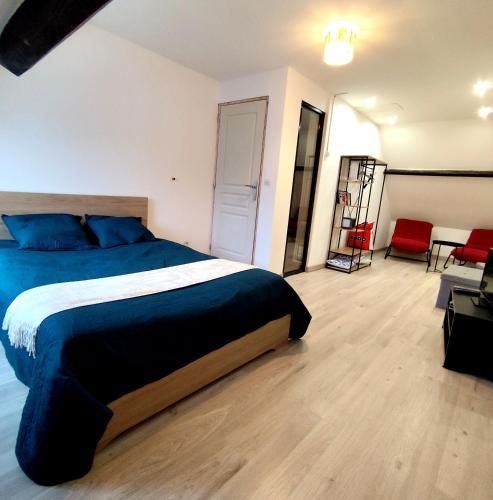 une chambre avec un grand lit et un salon dans l'établissement Chambre d'hôte, Entre les marais et la mer, à Wavrans-sur-lʼAa