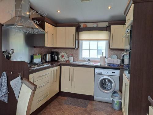 a kitchen with a washer and a dishwasher at Holmes from Home - 106 Sunrise Southview in Winthorpe