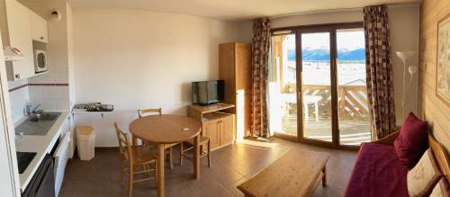 Kuchyň nebo kuchyňský kout v ubytování appartement avec vue sur le lac et les montagnes