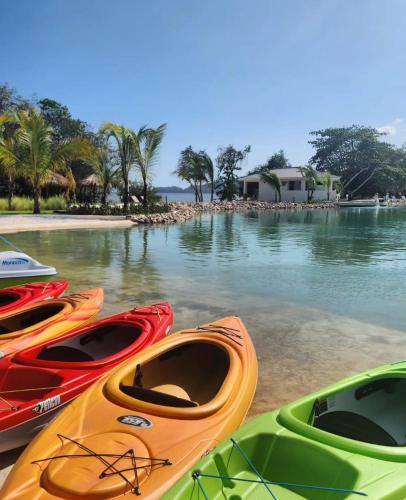 a group of kayaks sitting on the shore of a beach at casa de playa vacacional goldsky in Vista Alegre