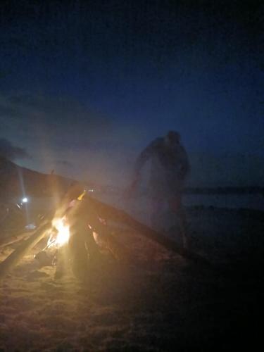 a person riding a motorcycle on the beach at night at casa de playa vacacional goldsky in Vista Alegre
