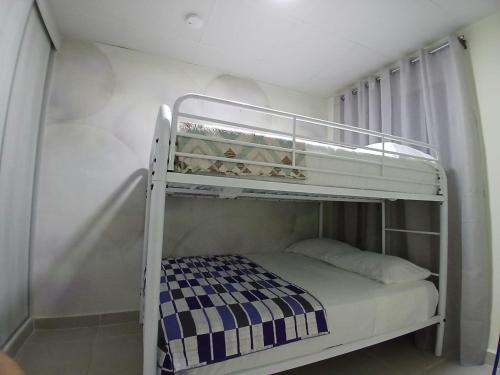 a bunk bed in a small room with a bunk bedscribed at casa de playa vacacional goldsky in Vista Alegre