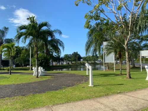 a park with palm trees and a body of water at casa de playa vacacional goldsky in Vista Alegre