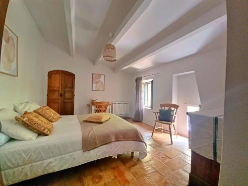 une chambre avec un lit, une table et une chaise dans l'établissement En pleine foret, à Aurel