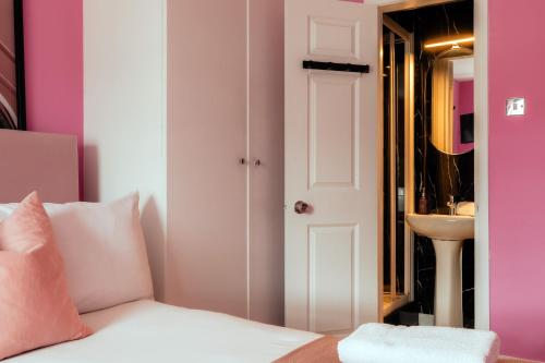 Letto o letti in una camera di Devonshire Terrace Studios