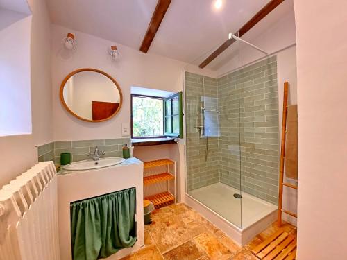 une salle de bain avec un lavabo et une douche dans l'établissement En pleine foret, à Aurel