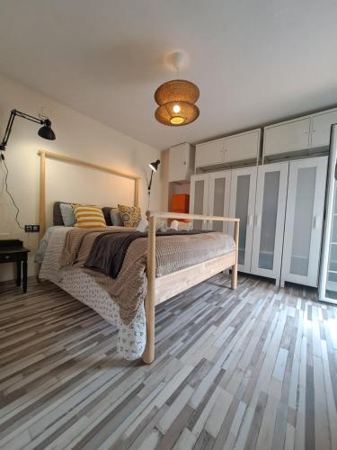 sypialnia z łóżkiem i drewnianą podłogą w obiekcie Apartamento CANELA w mieście Isla Canela