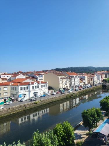 a view of a city with a river and buildings at Mirador urbano sobre el rio in Noya