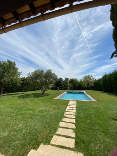 Kolam renang di atau dekat dengan Studio en Provence avec piscine