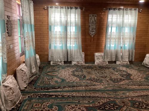 una stanza con tende e un tappeto sul pavimento di VisitingVillah a Srinagar