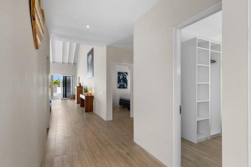 an open hallway with white walls and a room with a bedroom at Villa Perla di Solo, 6 persoons, met privézwembad en groot dakterras met zeezicht! in Grote Berg