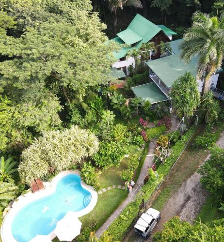 Un jardín fuera de Hotel Entre Dos Aguas