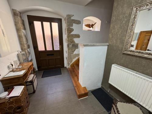 corridoio con porta, tavolo e specchio di Refugium am Schlossberg in der Burgstadt Ranis a Ranis