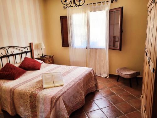 a bedroom with a bed and a window at Casa Rural Balcón del Camino Viejo in Valencia de Alcántara