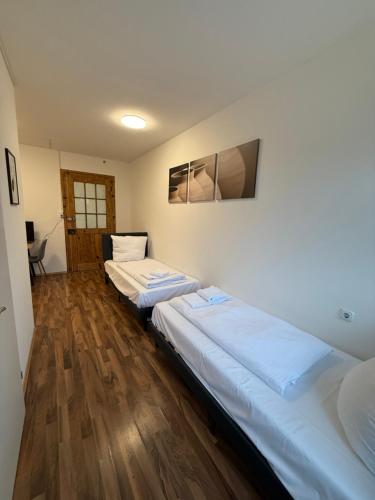 Postel nebo postele na pokoji v ubytování CROWN LIVING Villa Blumenau Studios, SmartTV, Parkplatz