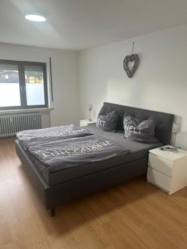 En eller flere senge i et værelse på Ferienwohnung in der schönen Eifel!