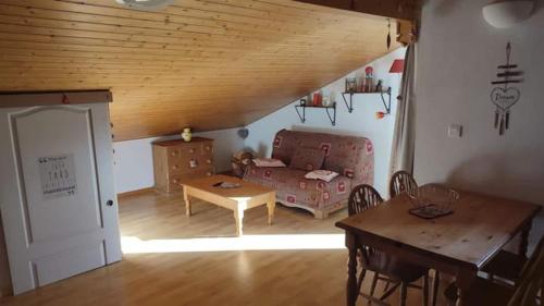 un salon avec un canapé et une table dans l'établissement Studio Résidence grand tetras, à Samoëns