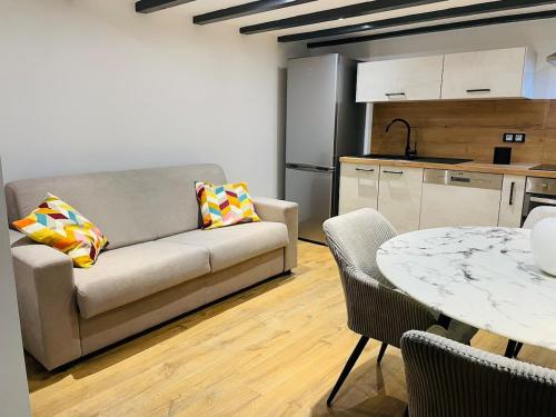 un salon avec un canapé et une table dans l'établissement Magnifique appartement rénové Rez-de chaussée Parking Wifi, à Sospel