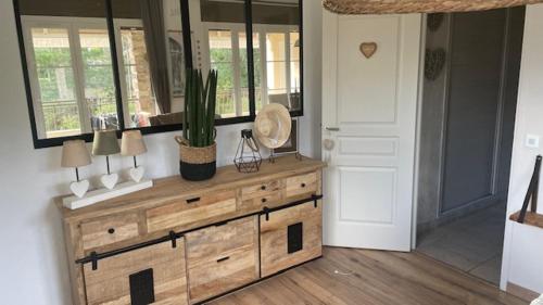 une chambre avec une commode en bois et un cactus en haut dans l'établissement villa calme, à Saint-Aygulf