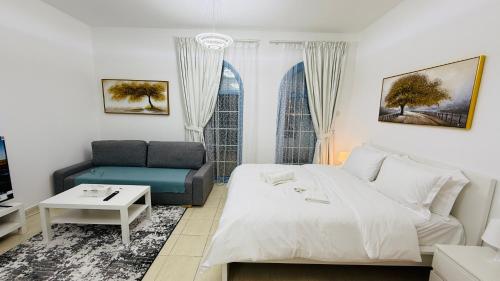 Postel nebo postele na pokoji v ubytování O07 Luxury Furnished Studio Apartment near bus stop Garden view Persia Cluster