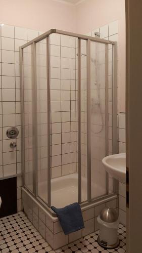 a bathroom with a shower and a sink at City-Ferienwohnungen-Dresden - zentral gelegen im Haus Louisenstrasse 11 - Dresden-Neustadt in Dresden