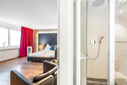 a hotel room with a bed and a shower at Urban Retreat Apartment - Whirpool - Top Lage in Cologne