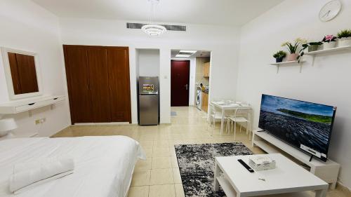 TV a/nebo společenská místnost v ubytování O07 Luxury Furnished Studio Apartment near bus stop Garden view Persia Cluster