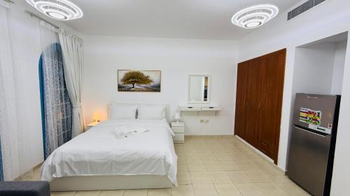 Postel nebo postele na pokoji v ubytování O07 Luxury Furnished Studio Apartment near bus stop Garden view Persia Cluster