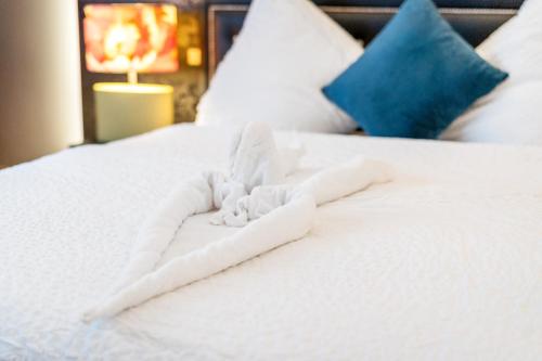 a white bed with a towel on it at Urban Retreat Apartment - Whirpool - Top Lage in Cologne
