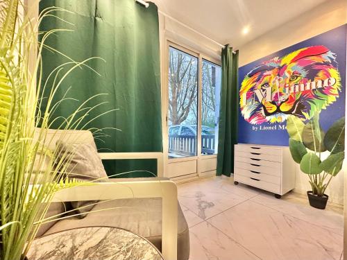 - un salon orné d'une fresque murale représentant un lion dans l'établissement APPARTEMENT 2 chambres avec Jardinet, proche GARES, à Mons-en-Baroeul