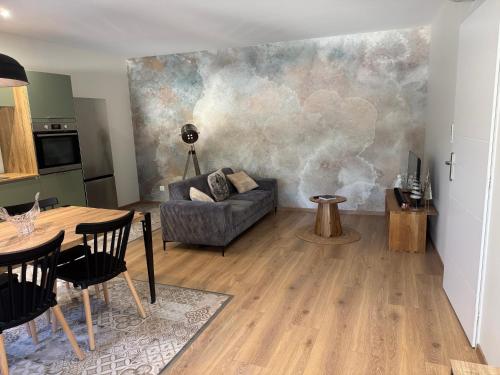 un salon avec un canapé et une table dans l'établissement Charbonnier, à Châteauneuf-du-Rhône