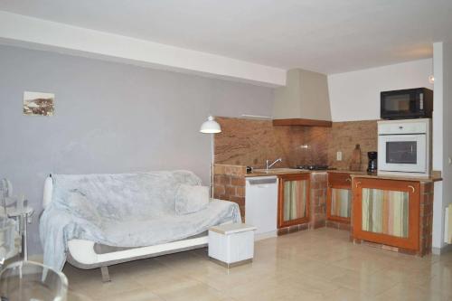 - une cuisine avec un canapé au milieu d'une pièce dans l'établissement Appart 3 pièces 6 couchages BANYULS SUR MER BN100-C502, à Banyuls-sur-Mer