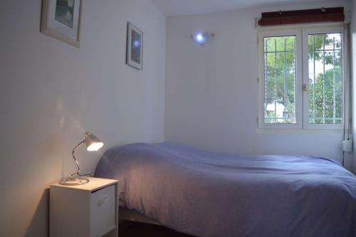 - une chambre avec un lit et une lampe sur une table de chevet dans l'établissement Appart 3 pièces 6 couchages BANYULS SUR MER BN100-C502, à Banyuls-sur-Mer