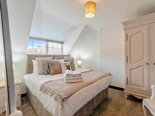 Darla Cottage في ثورنتون دالي: غرفة نوم بسرير كبير ونافذة