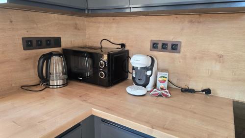 a kitchen counter with a coffee maker and a toaster at Pohoda Na Hůrce in Horní Planá