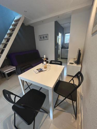 une table blanche et des chaises dans un salon dans l'établissement Sanary Villa club avec terrasse, à Sanary-sur-Mer